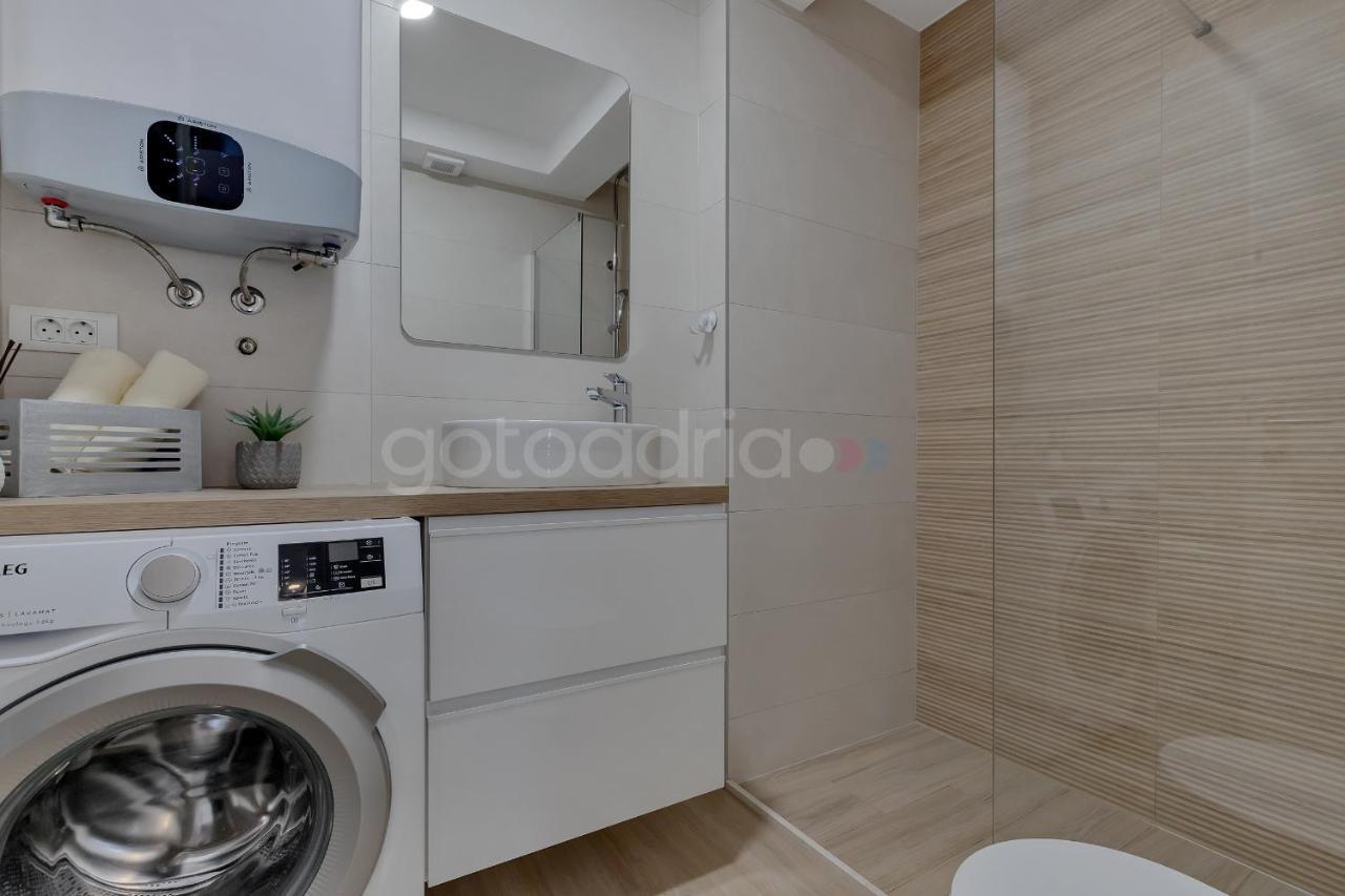 Newly Built Luka Apartment Makarska